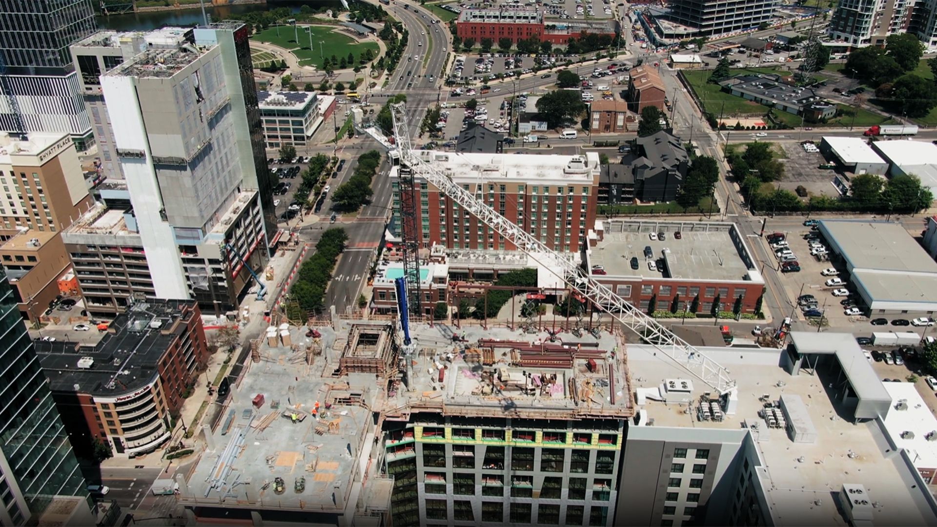 Una vista aérea de una ciudad con muchos edificios en construcción.