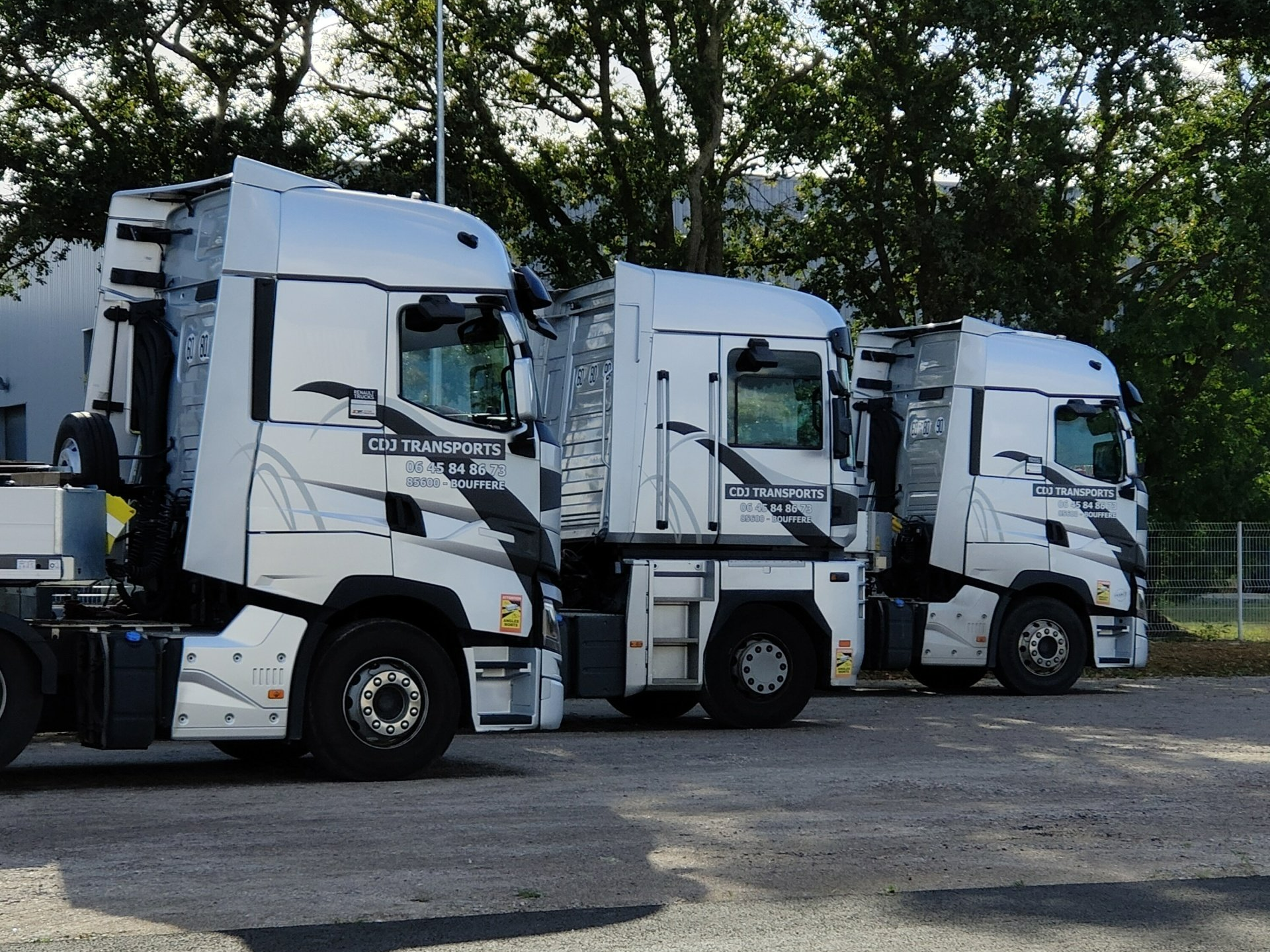 Camions avec porte engins dans le Grand Ouest