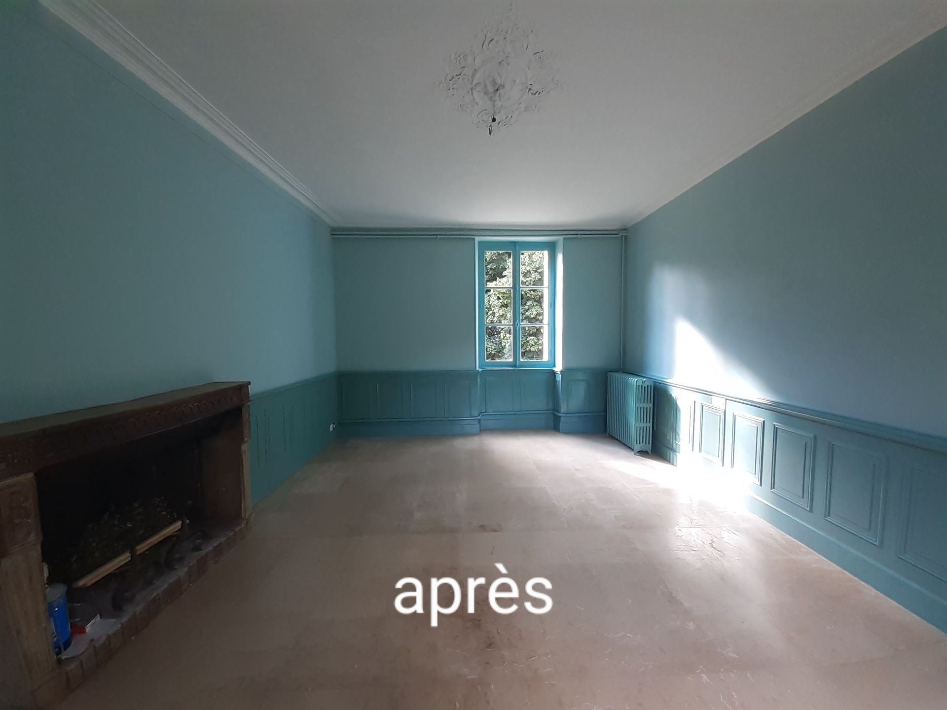 Pièce avec une cheminée après peinture bleue