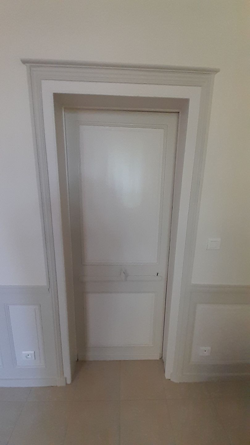 Porte peinte proprement