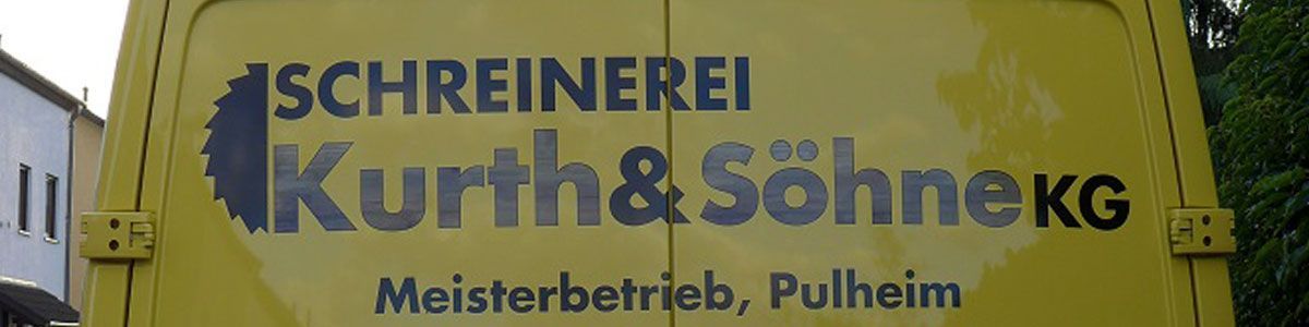 Ein gelber Lieferwagen mit der Aufschrift „Schreinerei Kurth & SöhneKG“