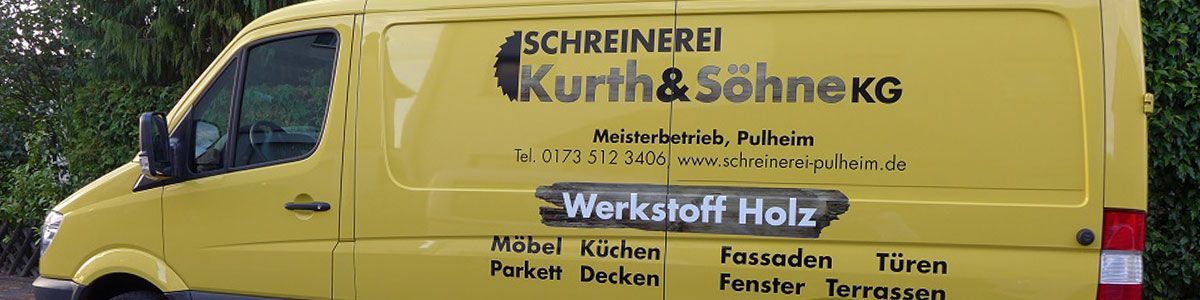 Ein gelber Lieferwagen mit der Aufschrift „Schreinerei Kurth & Söhne KG“