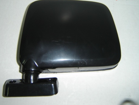 Espejo retrovisor lateral de color negro para vehículo.