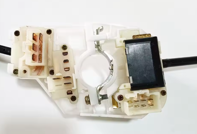 Interruptor de señal de giro blanco con conectores eléctricos y palancas.