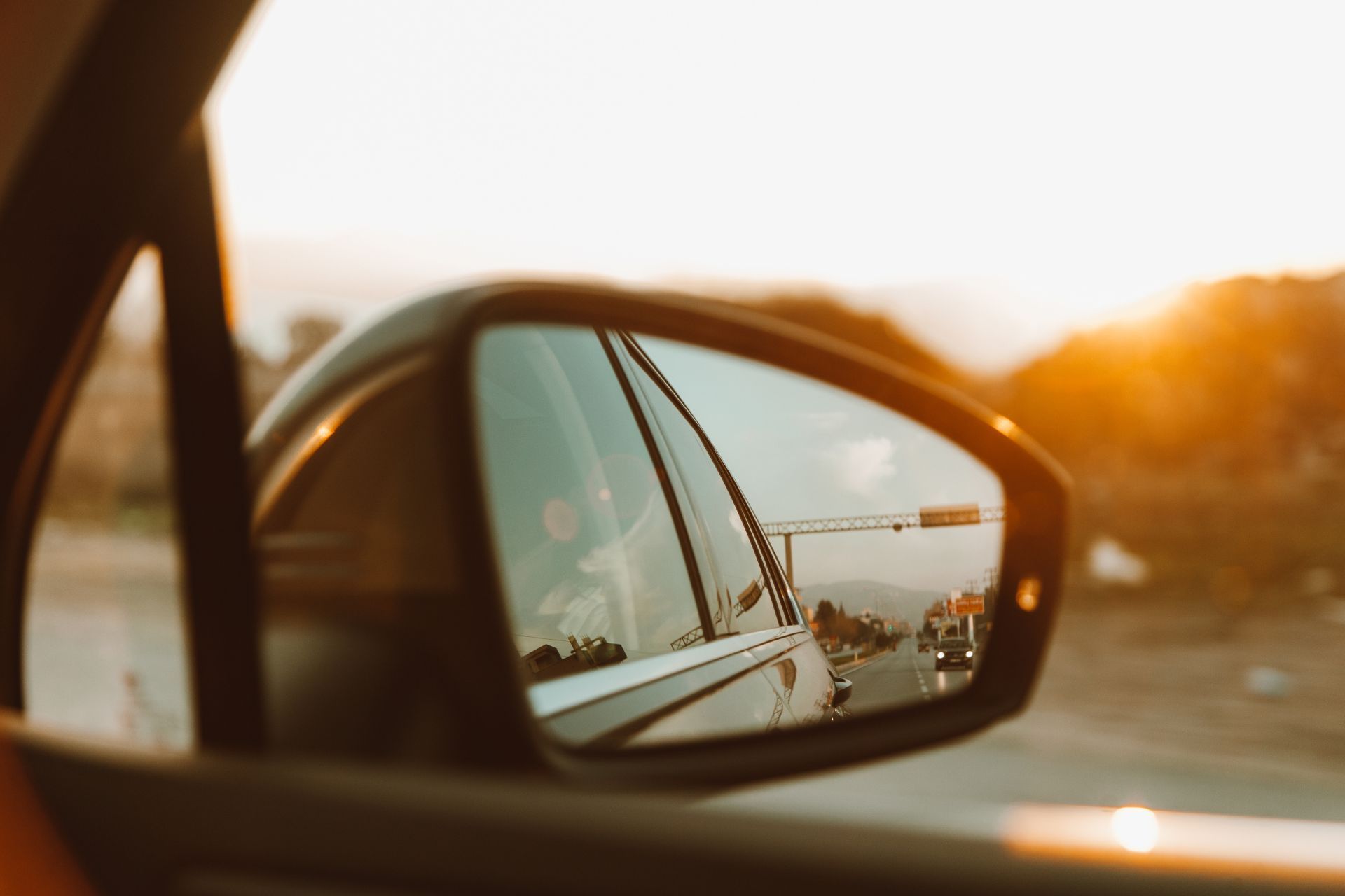 Una fotografía interior muestra una oficina con un bar, un sofá blanco y una estatua de bulldog pintada. Hay un camión estacionado afuera.