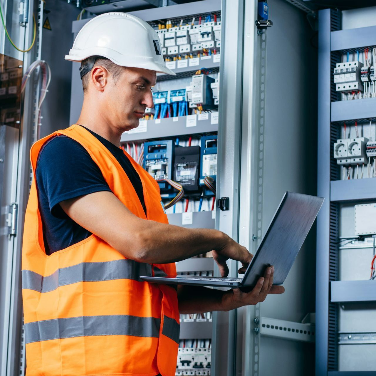 Électricien devant une armoire de commande automatique