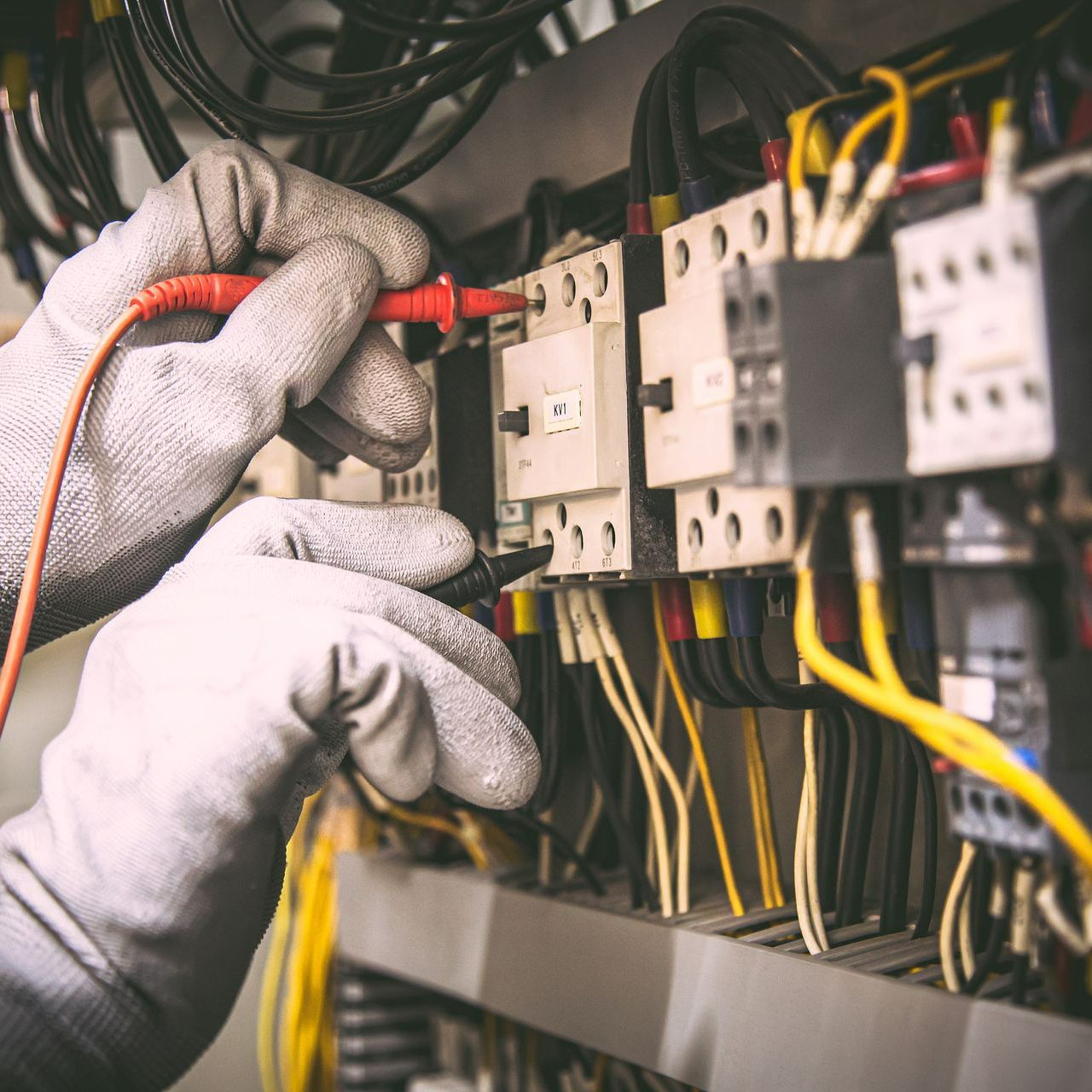 Un électricien utilise un multimètre pour tester l'installation électrique