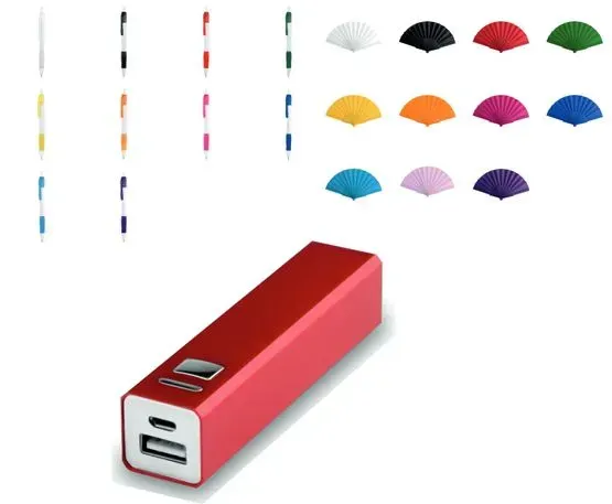 Banco de energía portátil rojo con cables de carga USB y ventiladores de varios colores.
