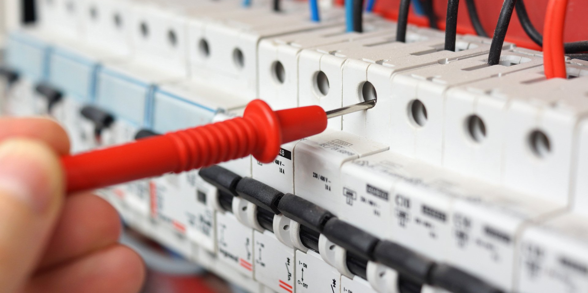 Tableau électrique en réparation