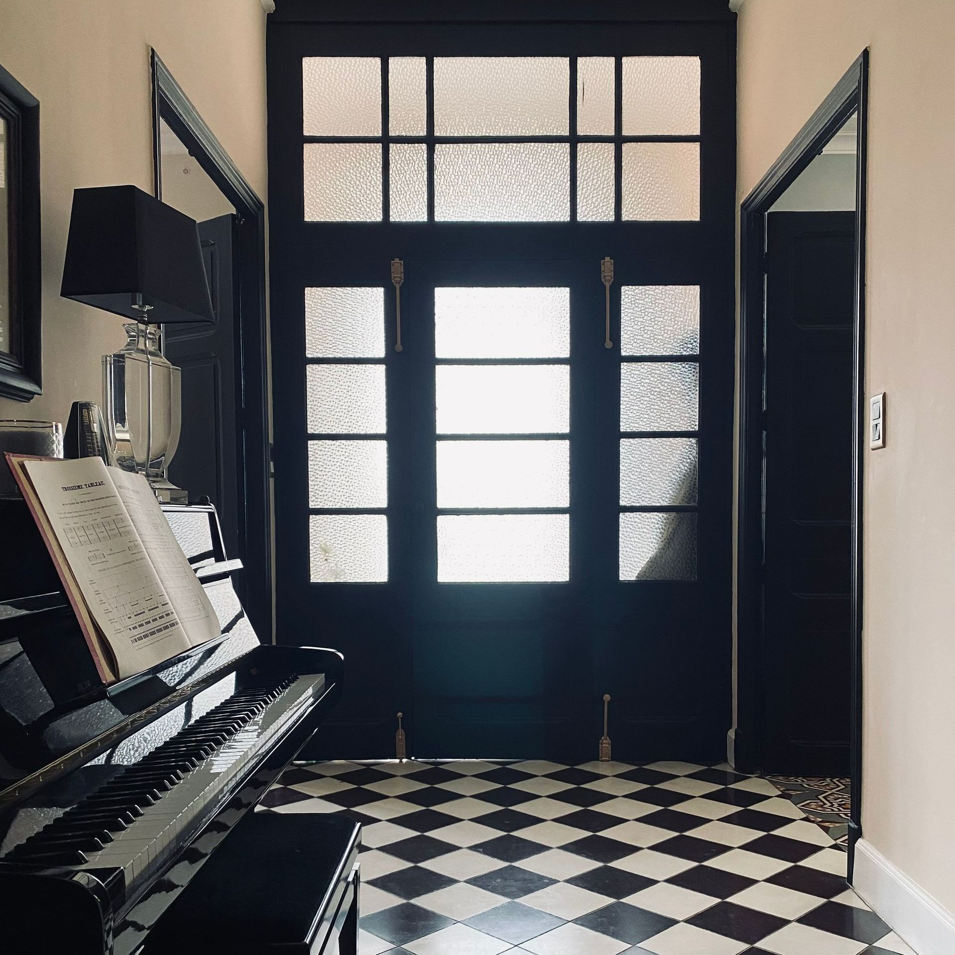 Couloir et piano