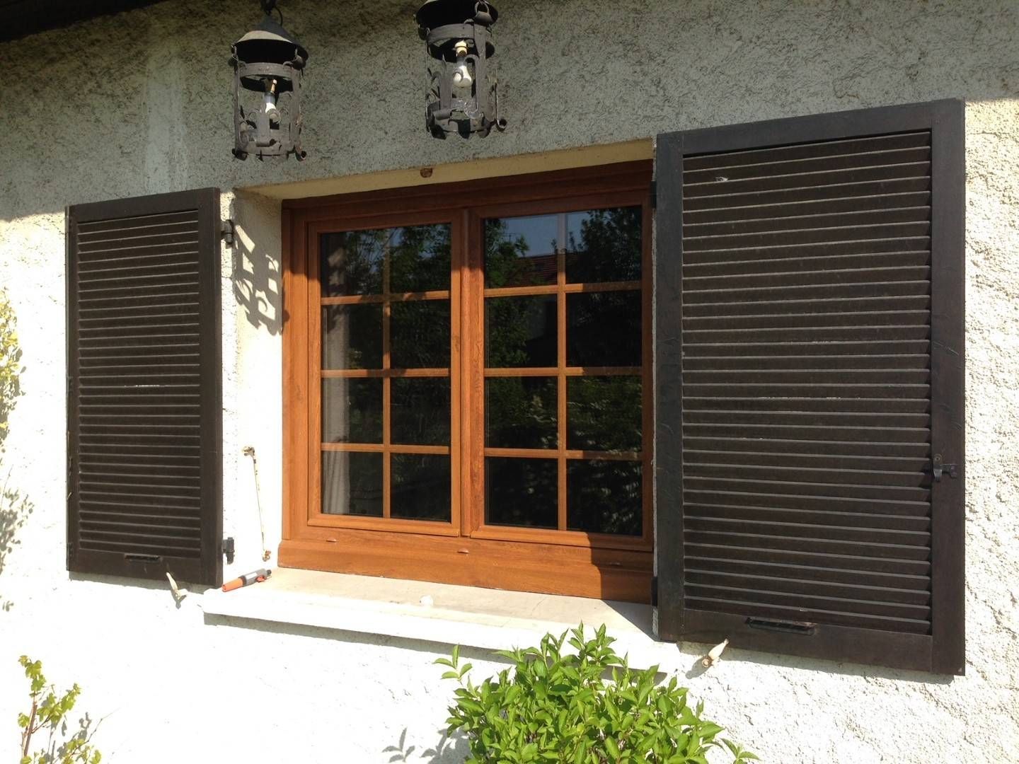 Fenêtres en bois avec volets à persiennes