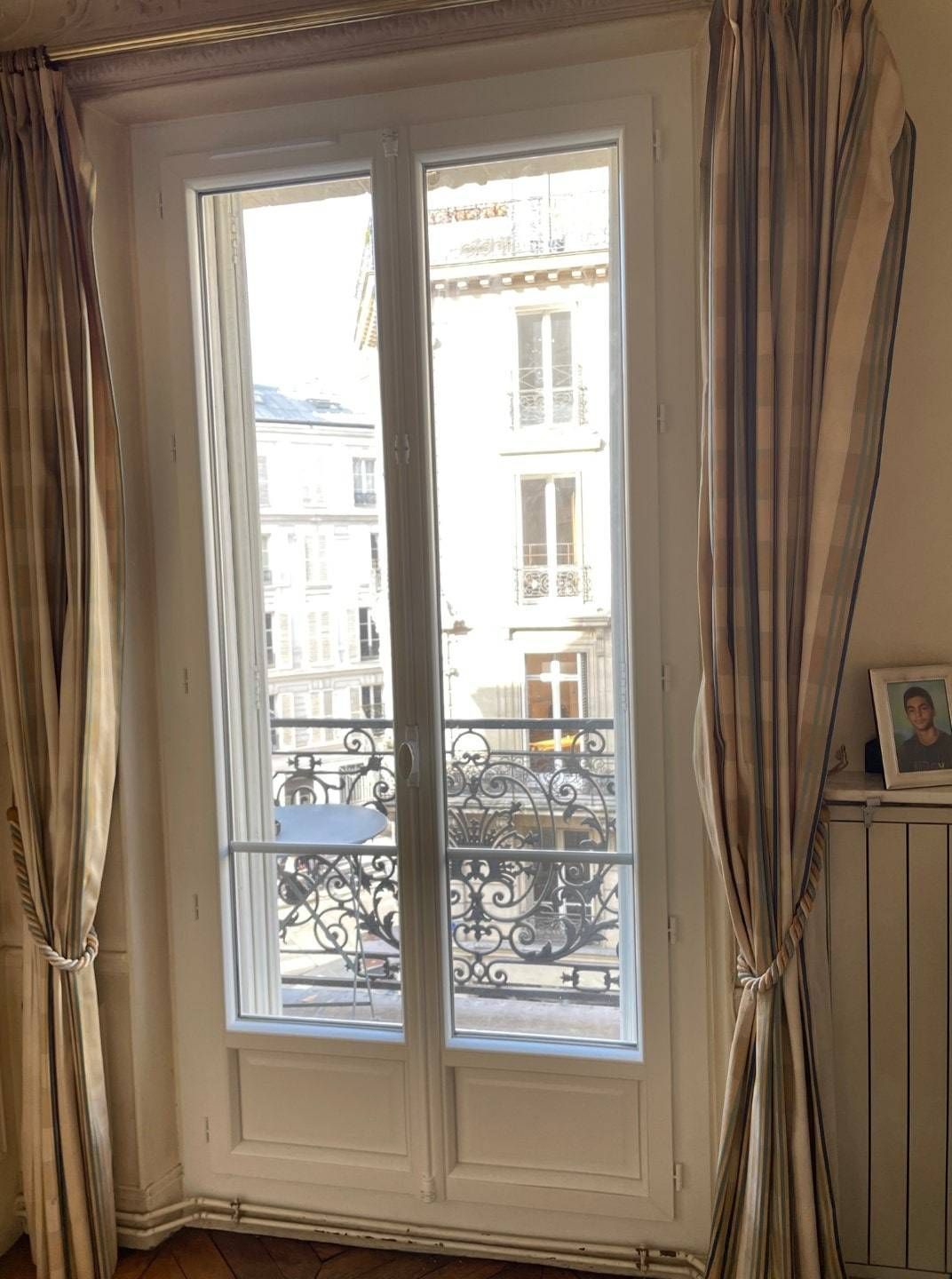 Intérieur de maison avec fenêtre en PVC