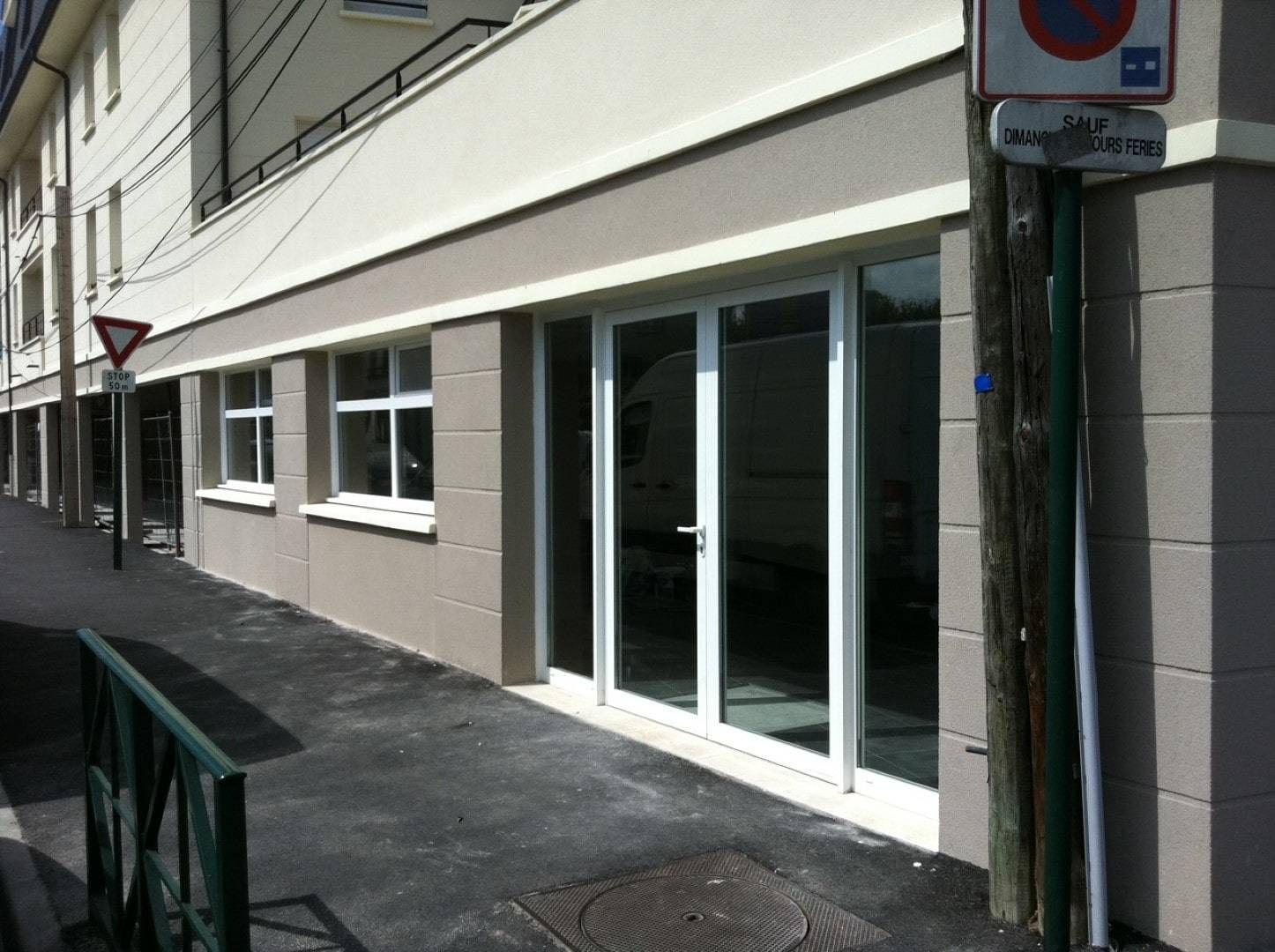 Rue avec devanture vitrée faite par l'entreprise