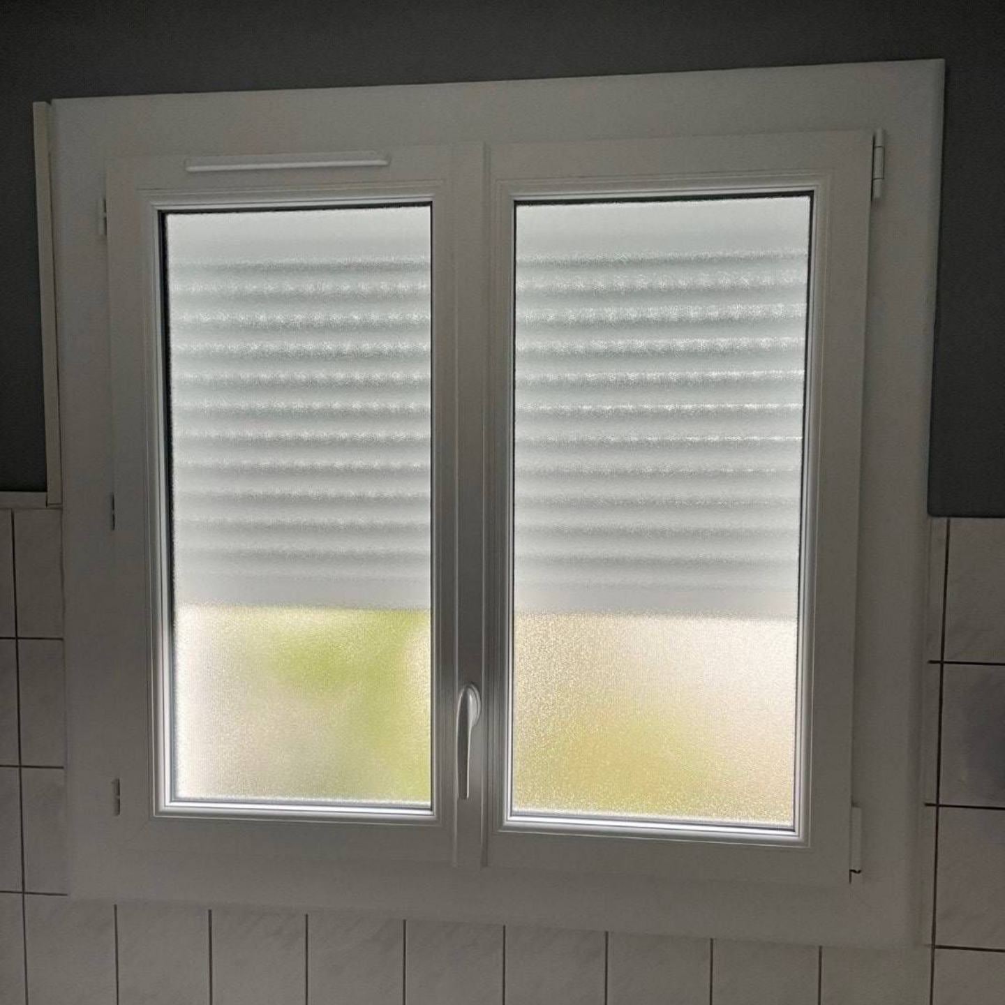 Fenêtre avec volet roulant à moitié fermé