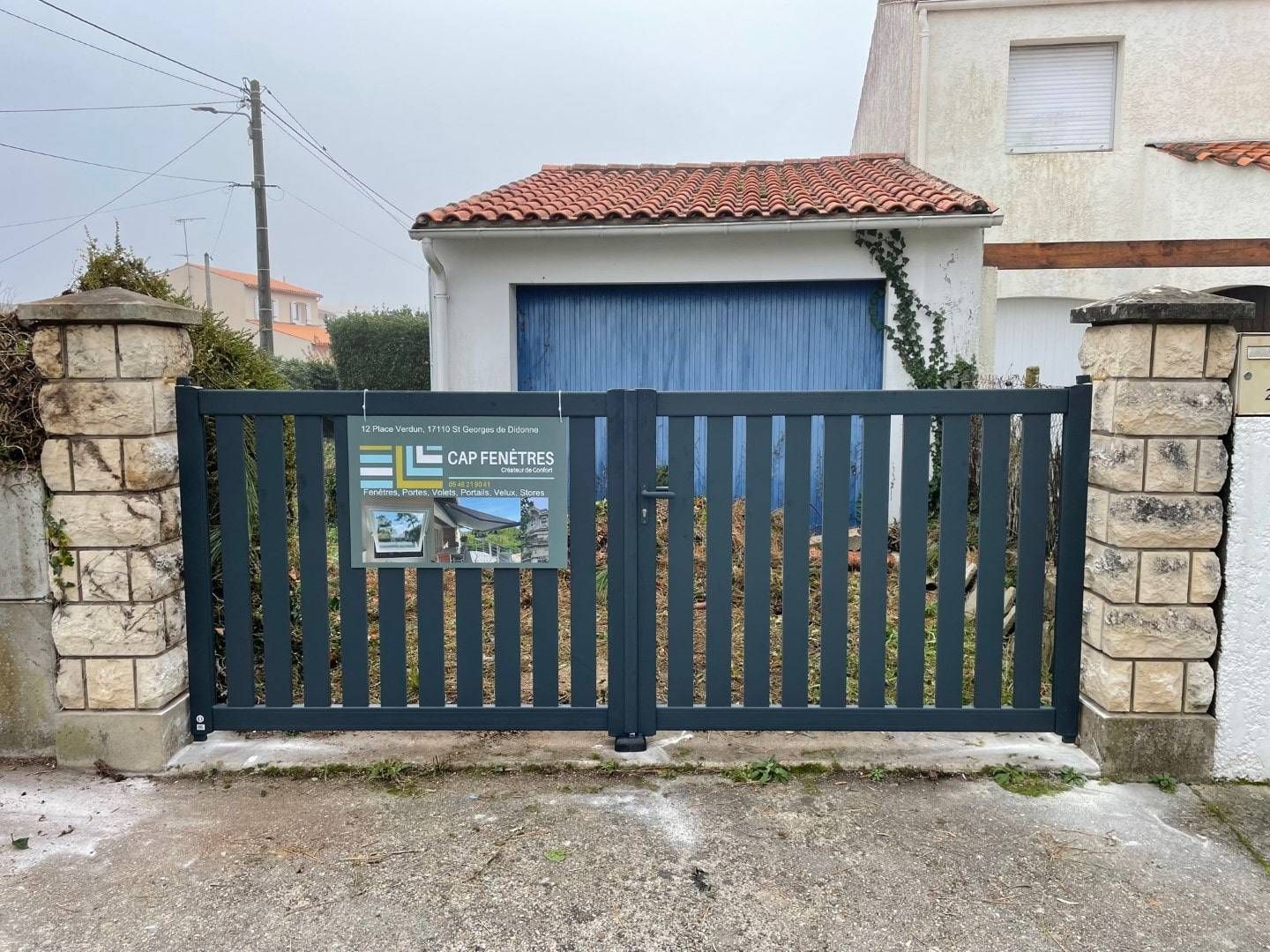 Portail avec affiche Cap Fenêtres