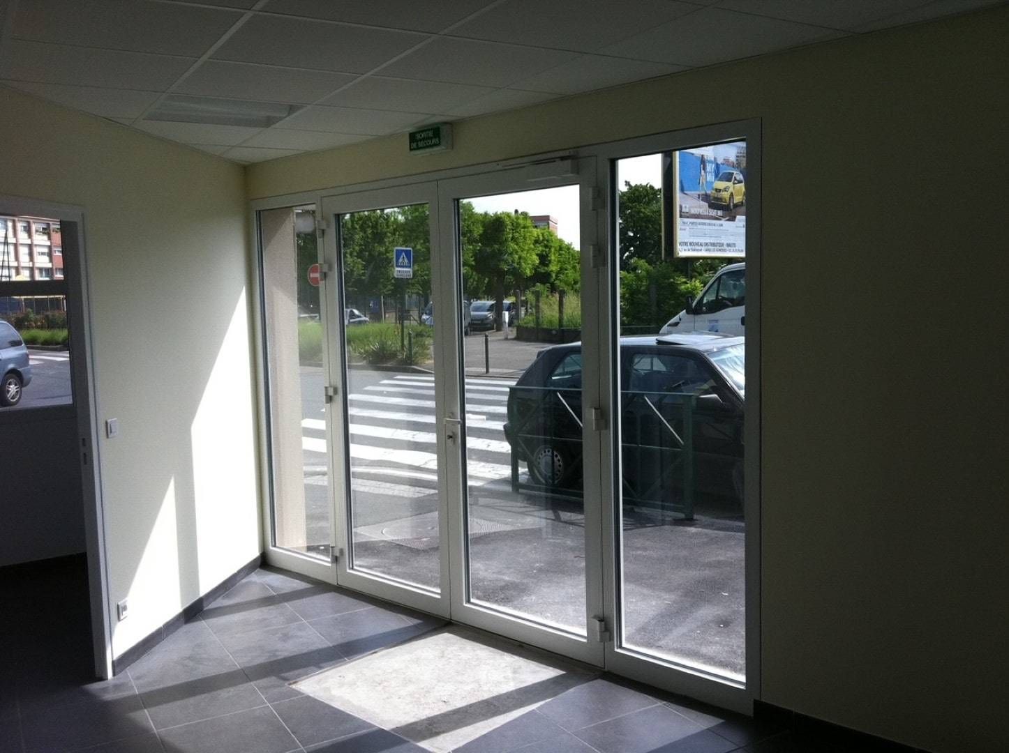 Rue vue à travers une baie vitrée