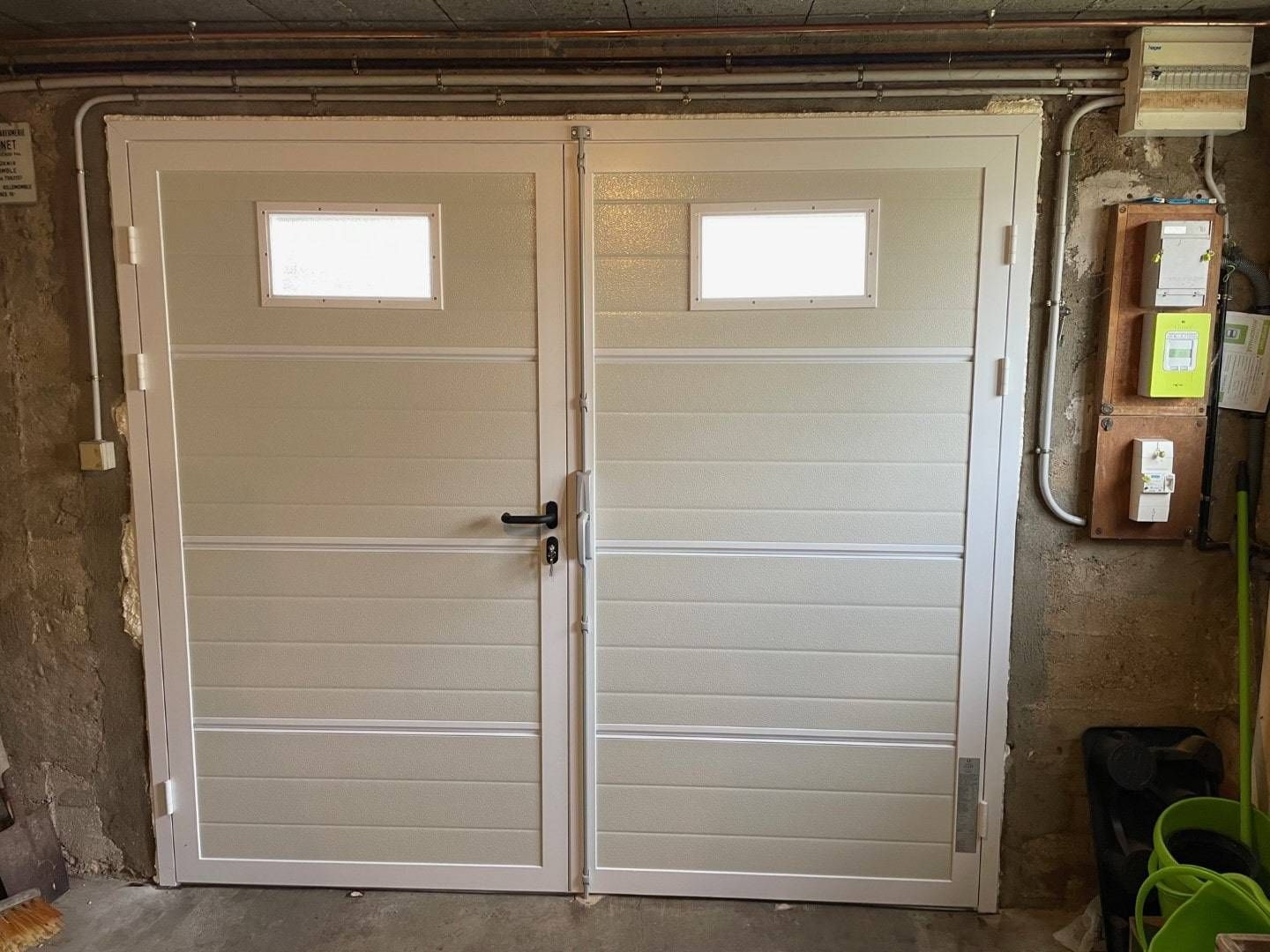 Porte de garage blanche avec hublot