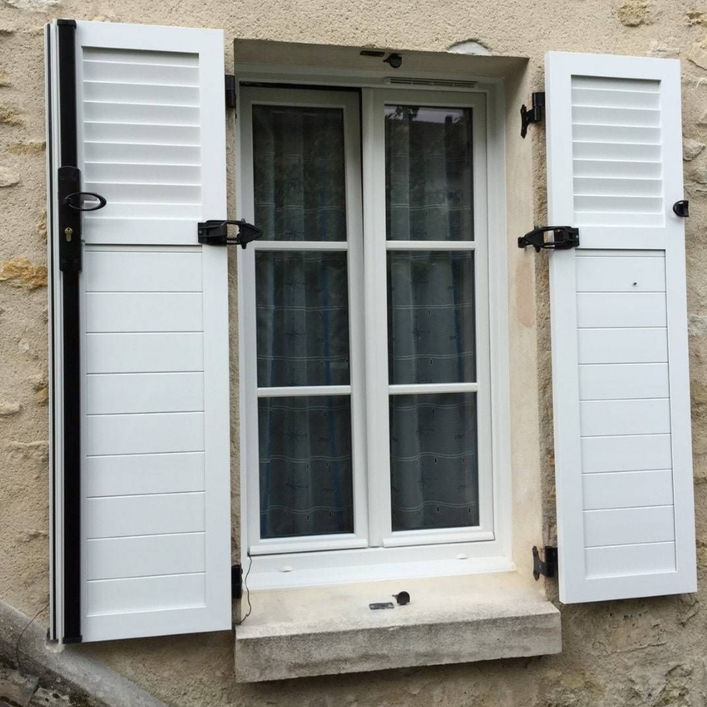 Maison en pierre avec fenêtre et volet battant neuf