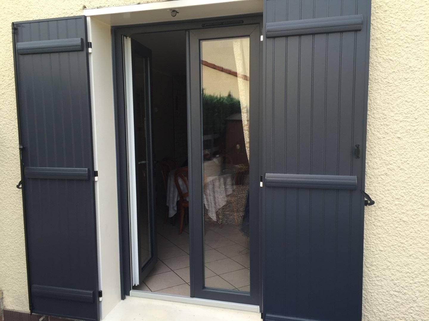 Volets battants noirs