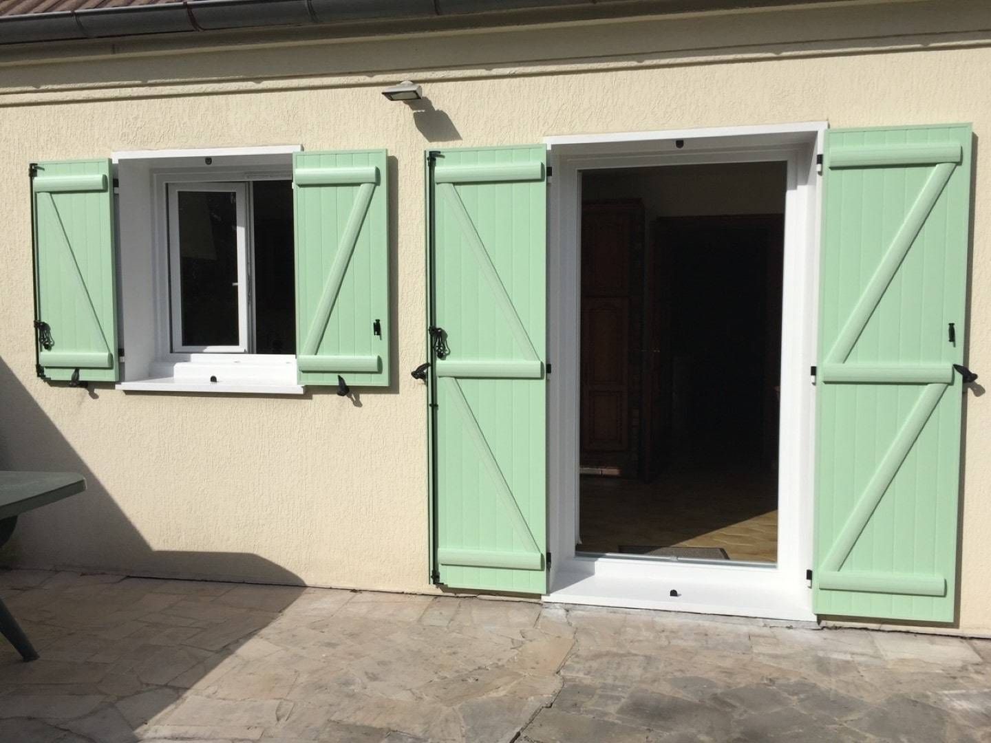 Fenêtres avec volets de couleur vert clair