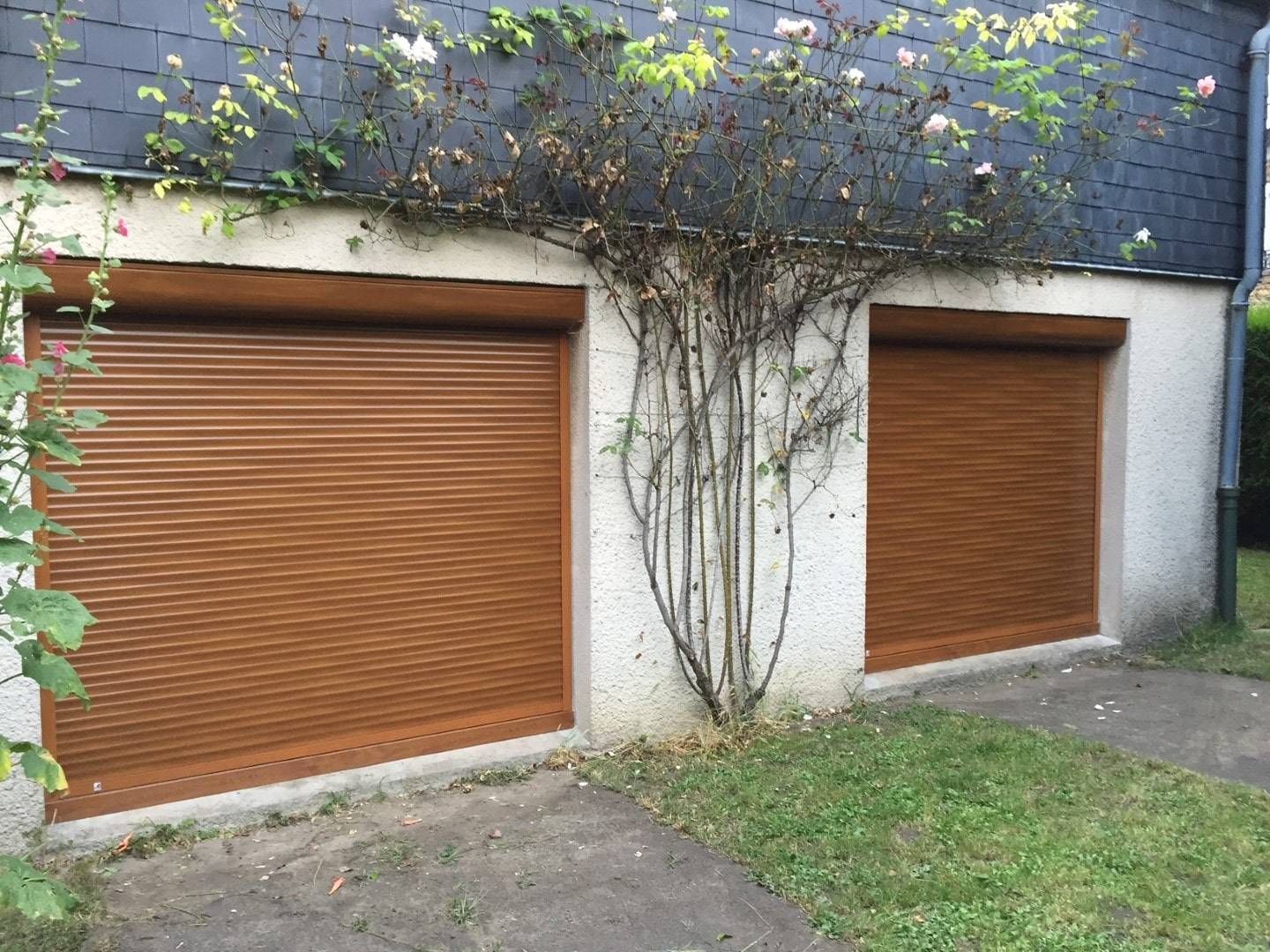 Volets roulants de couleur ocre