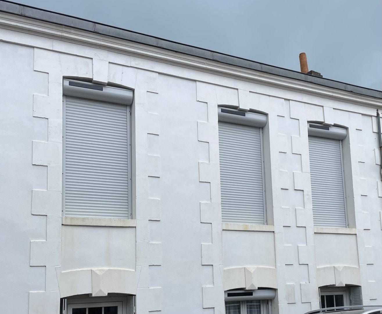Trois volets roulants blancs fermés