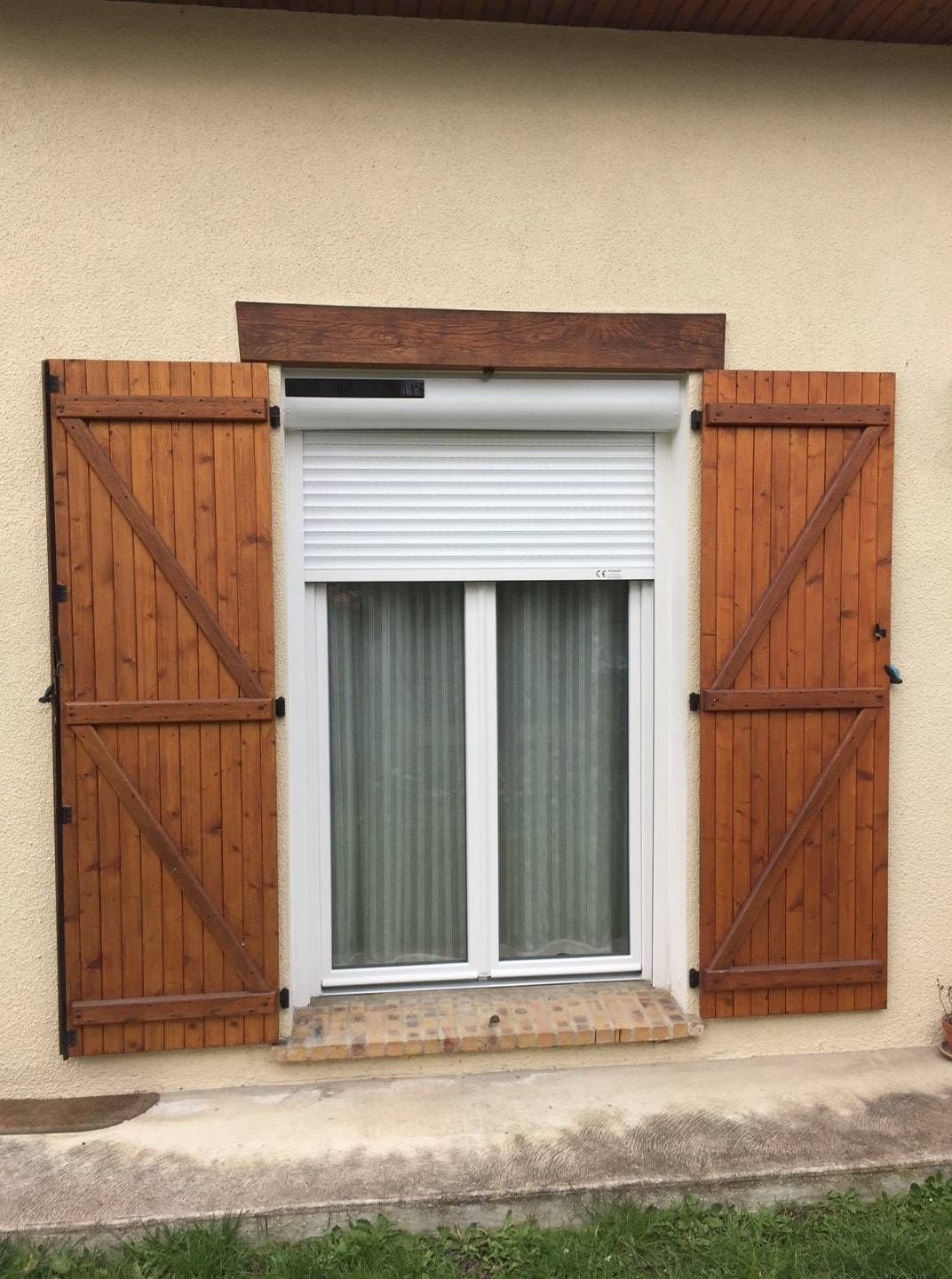 Fenêtre dotée de volets battants et volets roulants