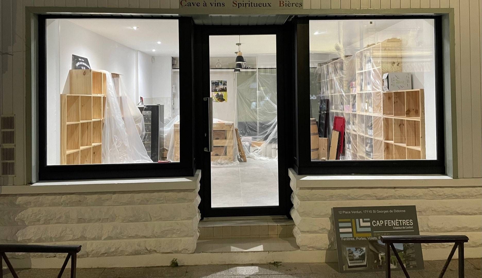 Devanture illuminée avec fenêtres