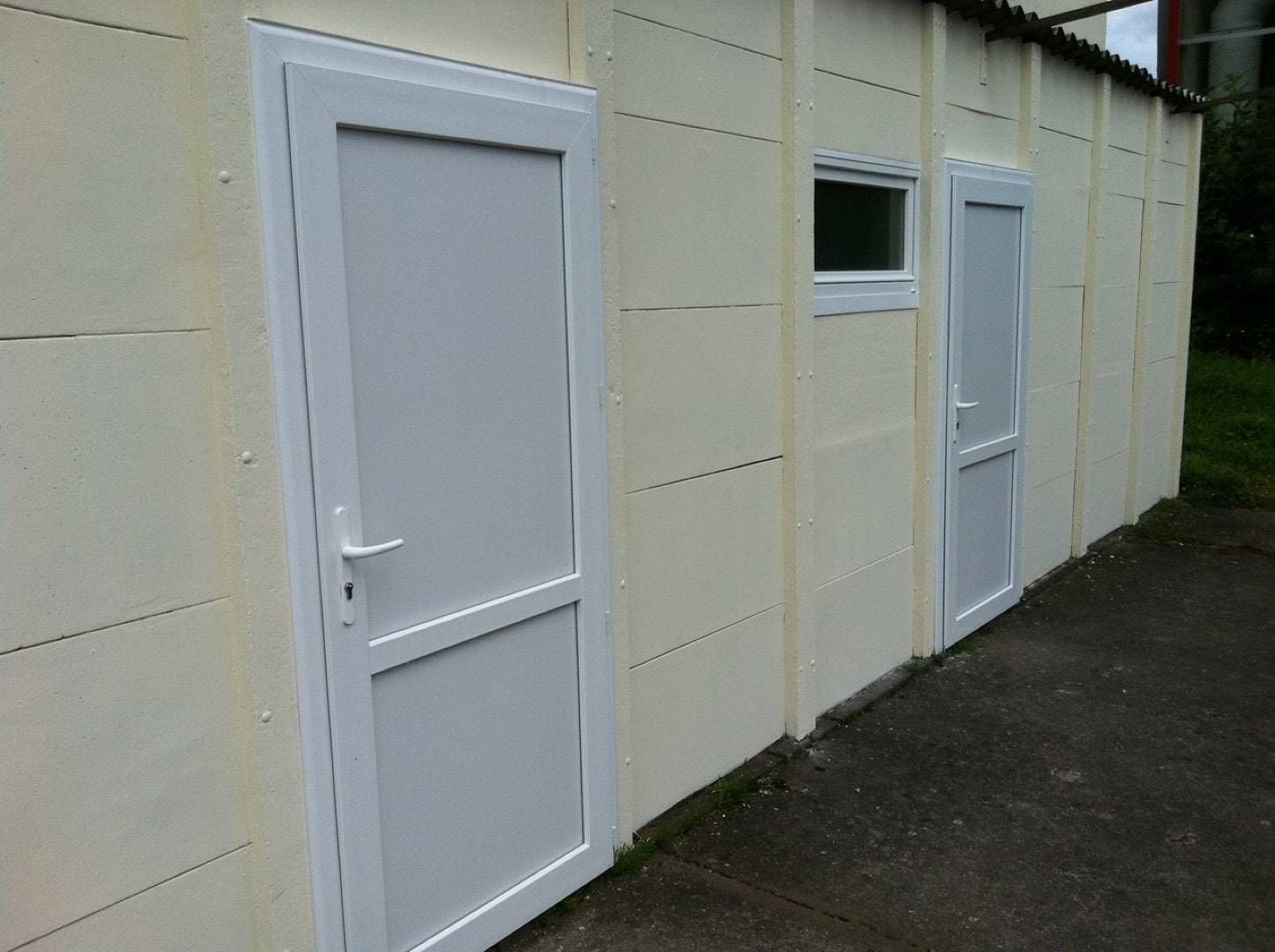 Deux portes blanches fermées