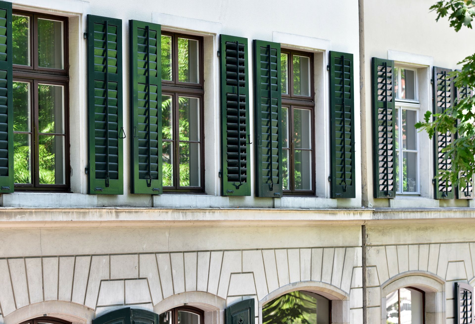 Maison rénovée avec volets persiennes verts