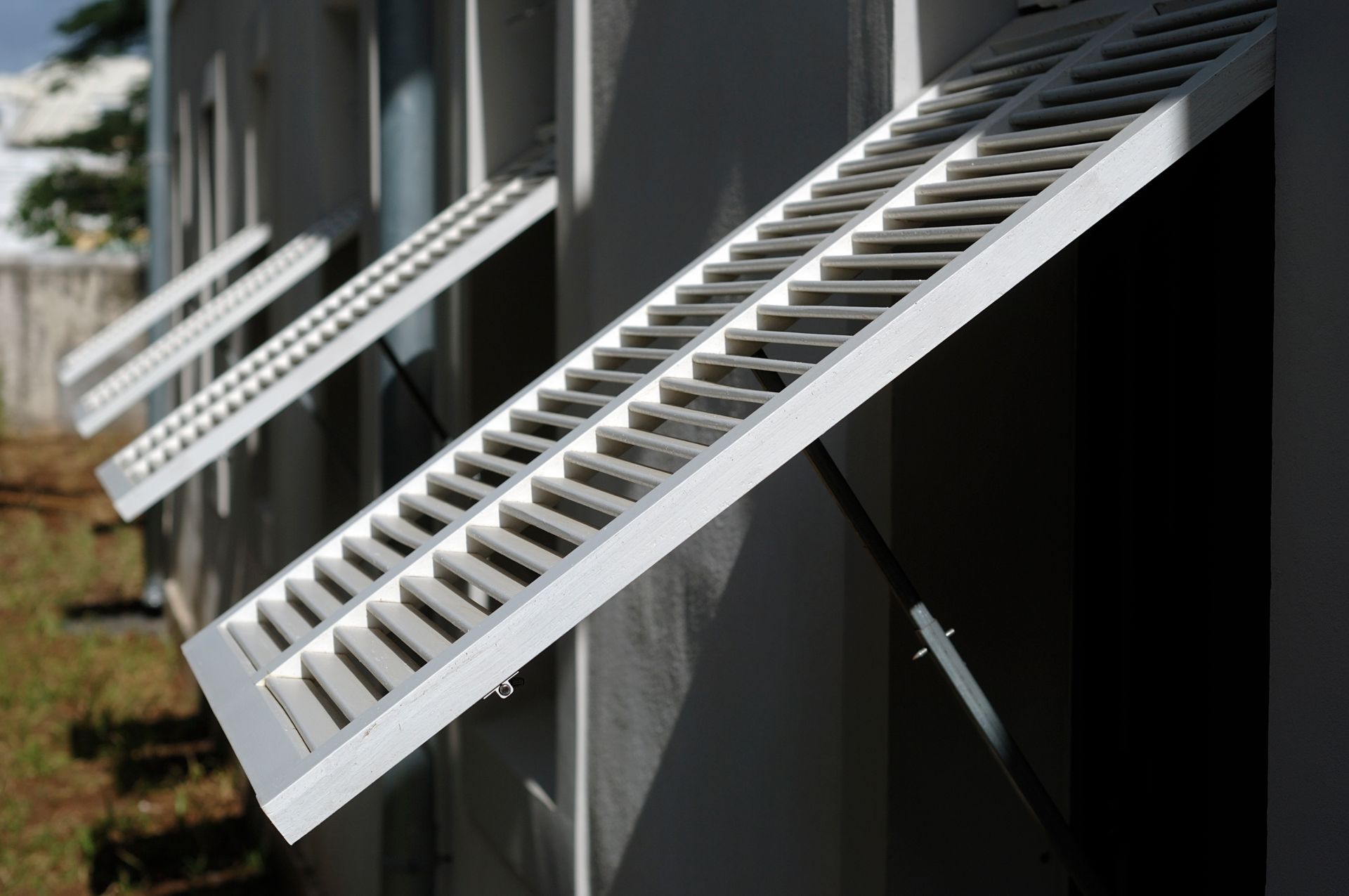 Quatre persiennes ouvertes