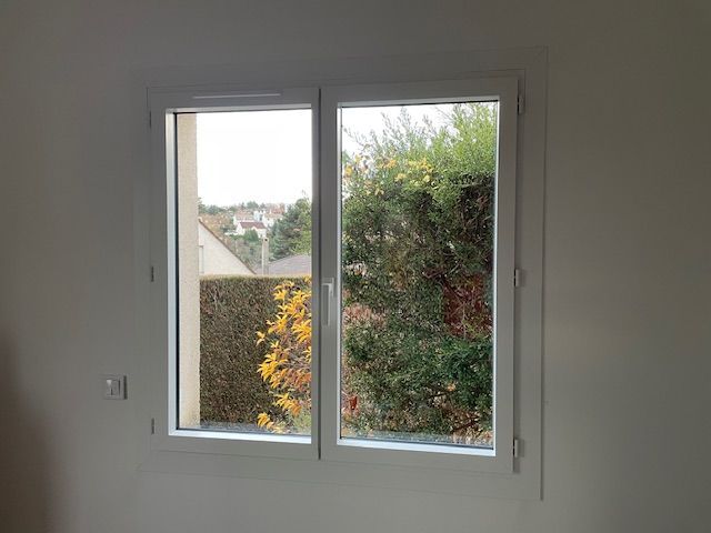 Fenêtre aluminium avec vue sur haie