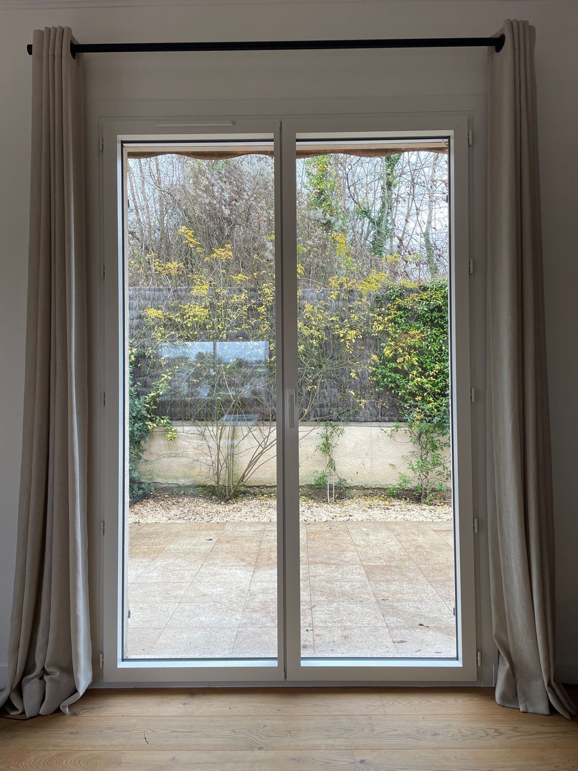 Maison avec fenêtres aluminium avec vue jardin