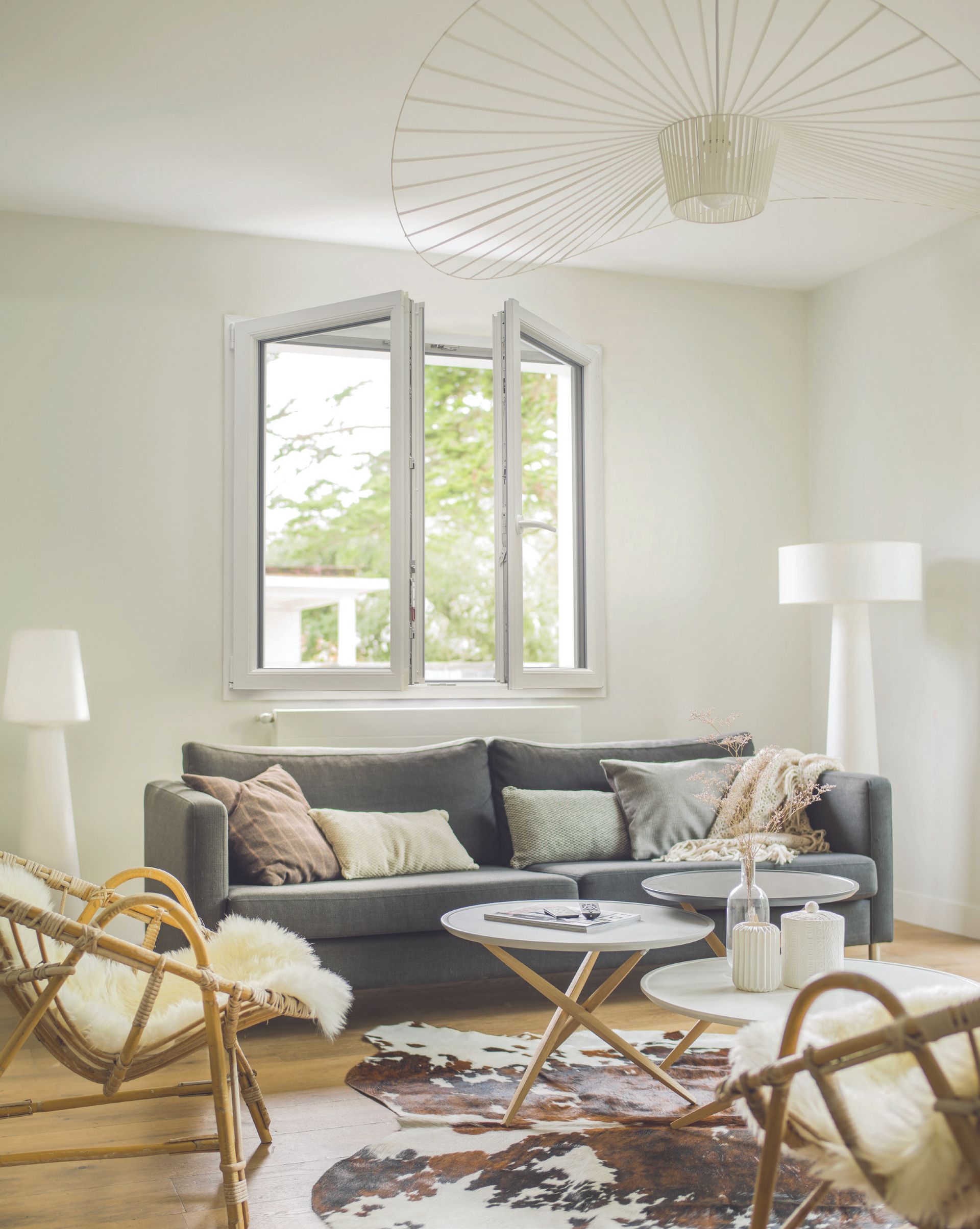 Fenêtre modèle Séréna dans un salon bien décoré