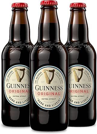 Primer plano de botellas de vidrio con tapones y etiquetas doradas, llenas de un líquido amarillo claro.