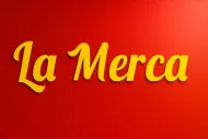 "La Merca" en letras amarillas sobre fondo rojo.