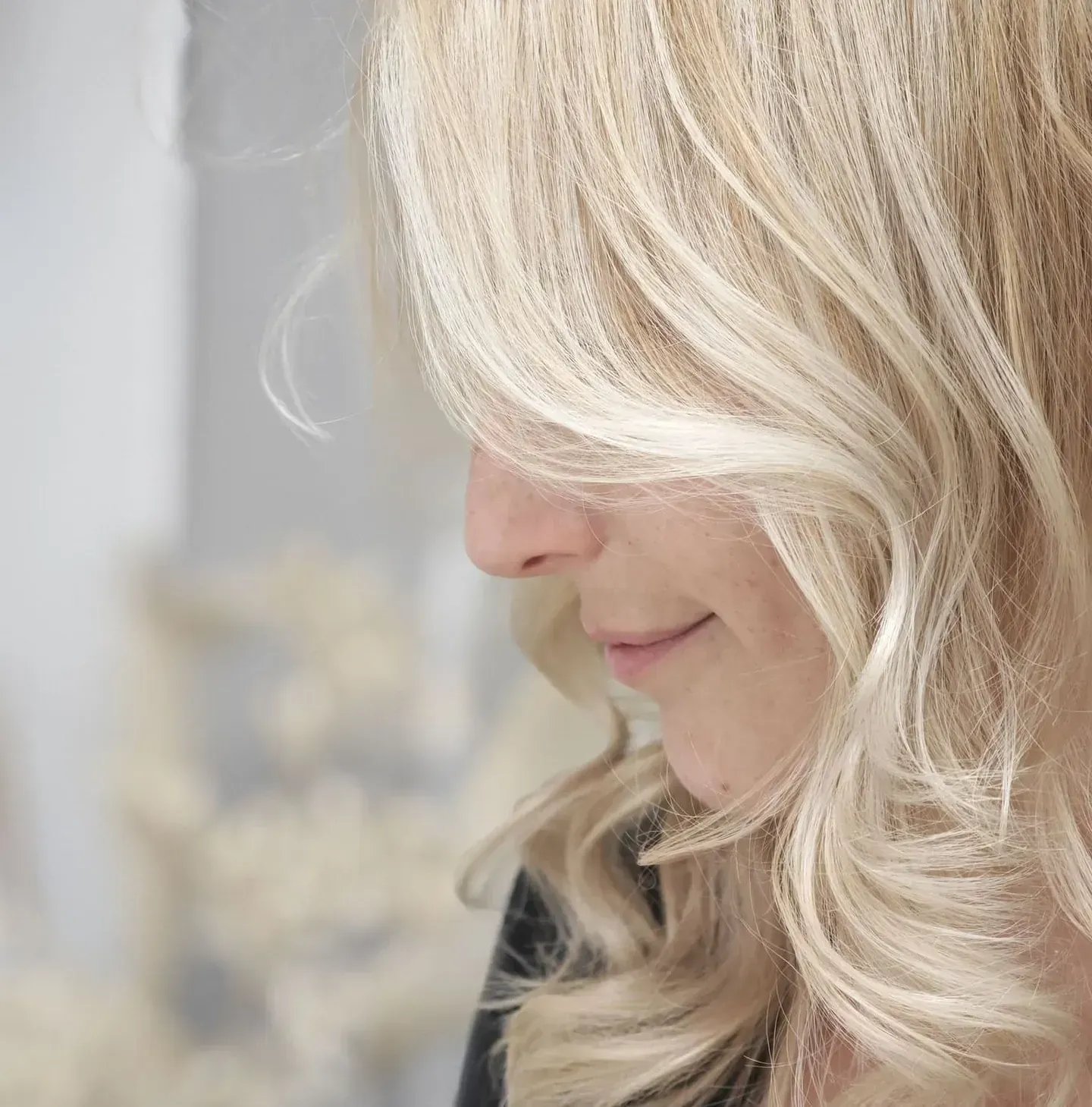 Un primer plano del rostro de una mujer con cabello rubio.