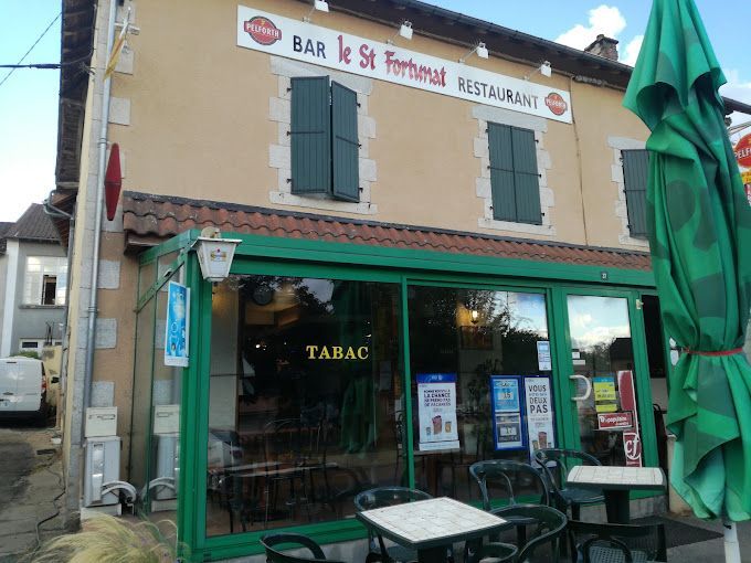 La devanture du Saint-Fortunat, bureau de tabac.