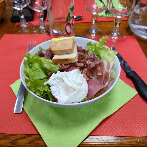 Salade composée avec un œuf poché, lardons et le jambon de pays.