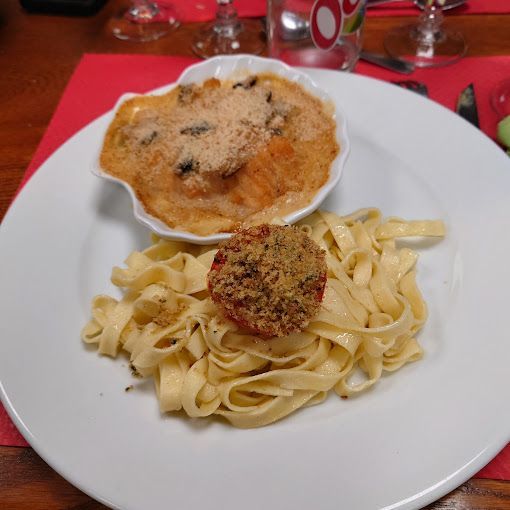 Coquille Saint-Jacques, les pâtes et une tomate.