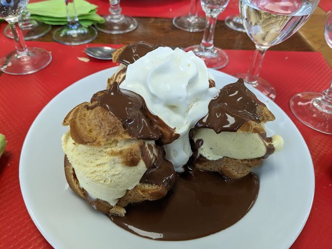Choux à la crème avec sauce chocolat.