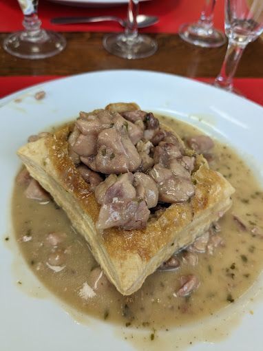 Plat à base de pâte feuilletée et la viande en sauce.