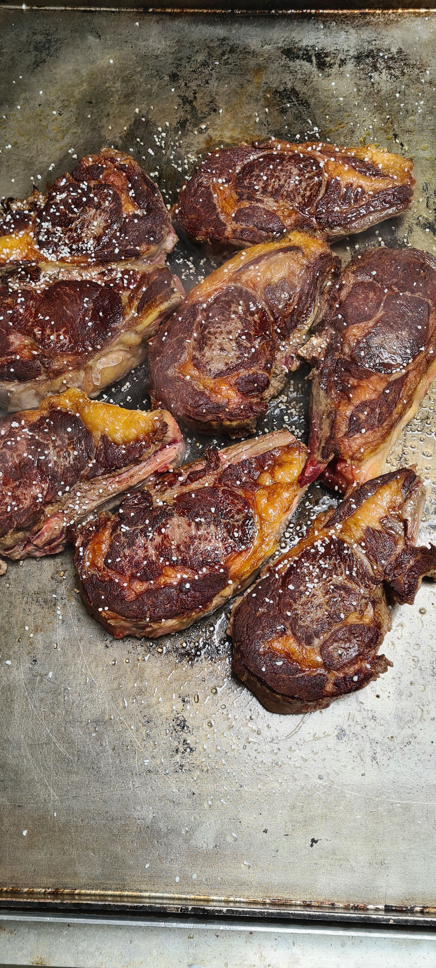 La viande grillée.