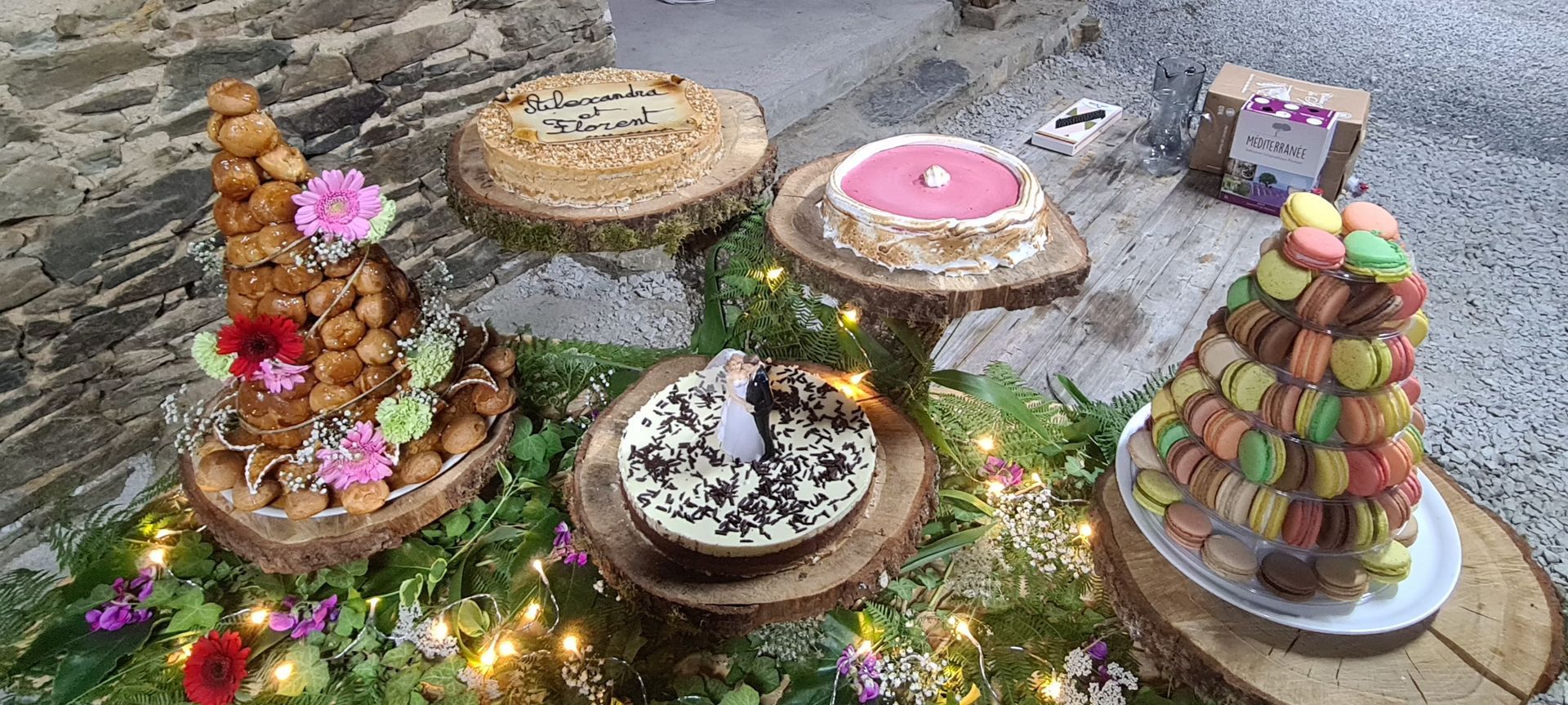 Sélection de gâteaux de mariage et de pièces montées.