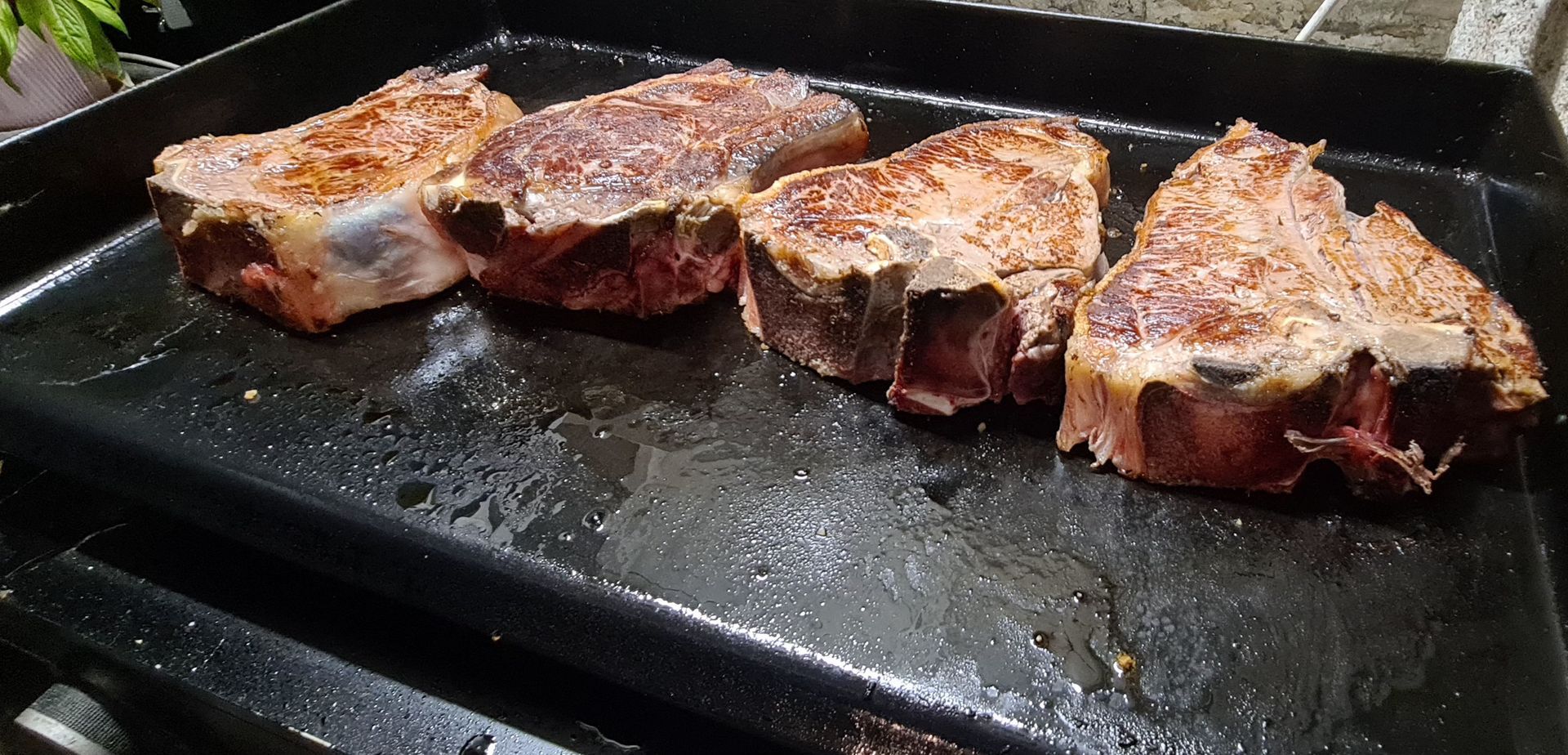 Les morceaux de viande grillés à la plancha.