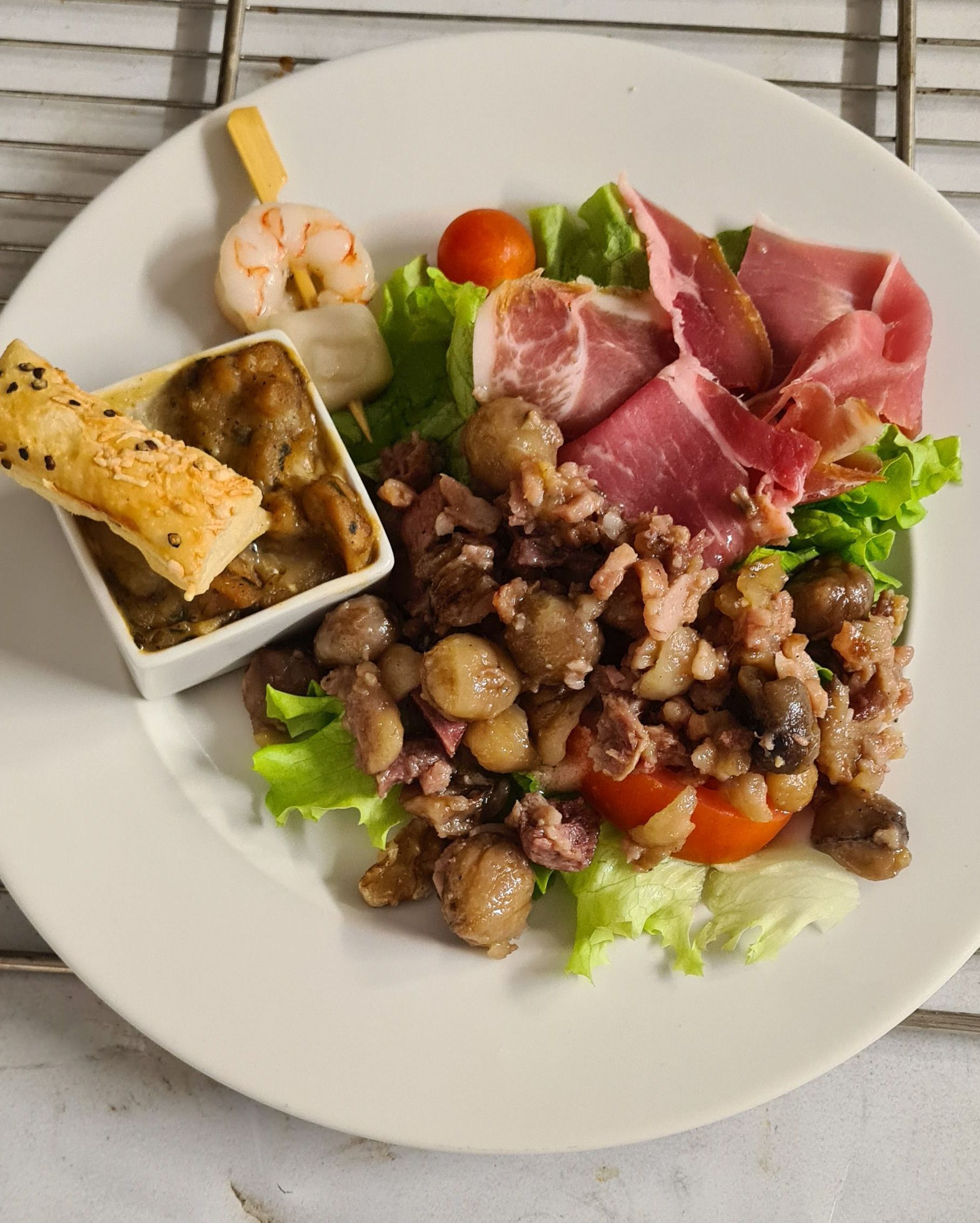 Salade composée avec le jambon de pays et les tomates.