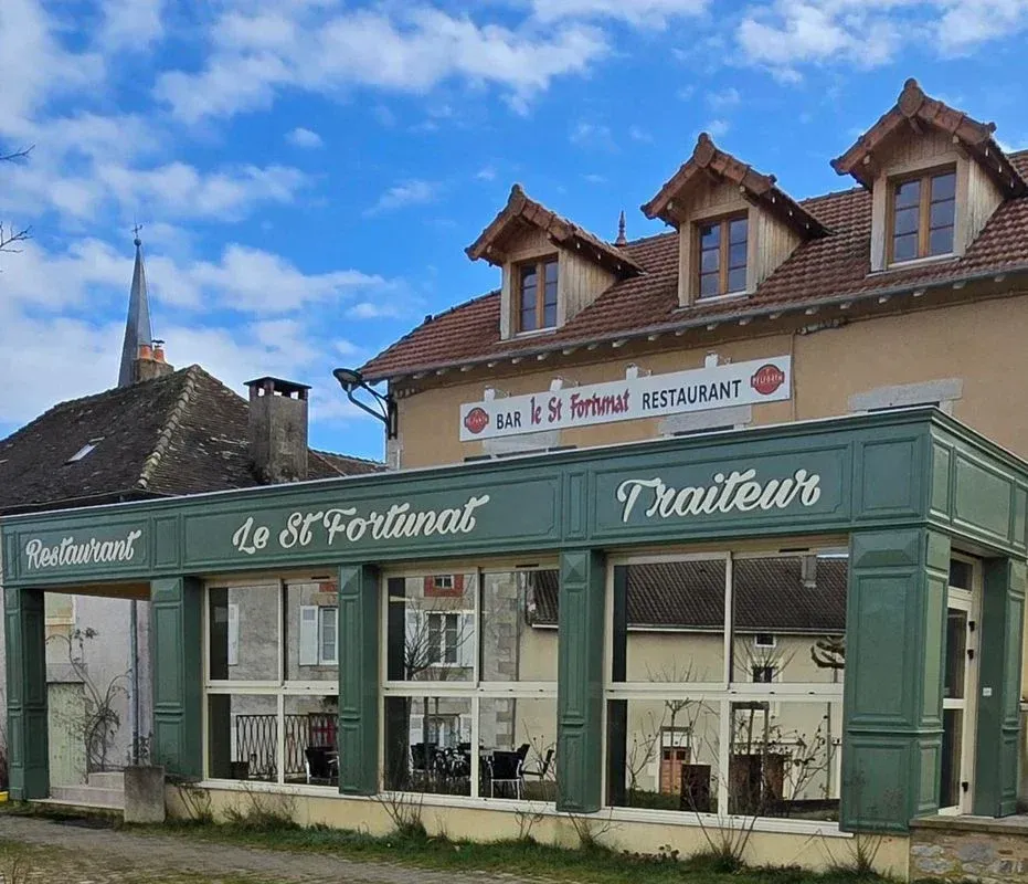 La devanture du Saint-Fortunat, restaurant et traiteur.
