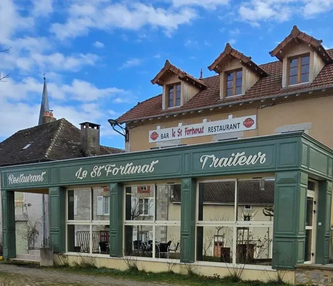 La devanture du restaurant-traiteur Le Saint-Fortunat.