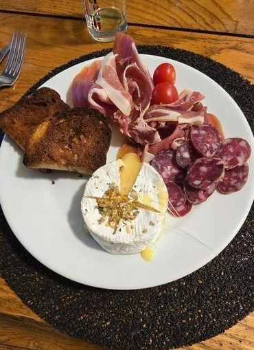 Assiette avec un assortiment d'entrées froides.