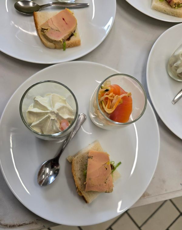 Assiettes avec les verrines froides, toast avec le foie gras.
